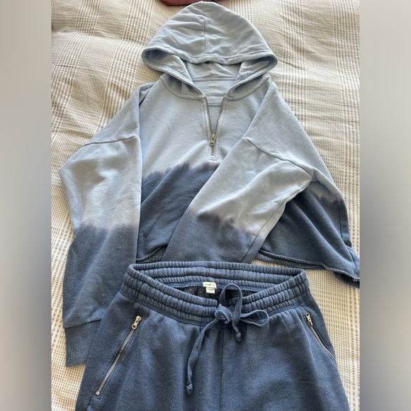 Aerie tie-dye blue sweatsuit (cropped sweater and matching joggers) - Picture 2 of 7